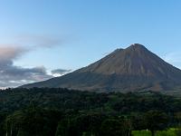 Farbige Wolkenwand und Vulkan Arenal in der Morgensonne